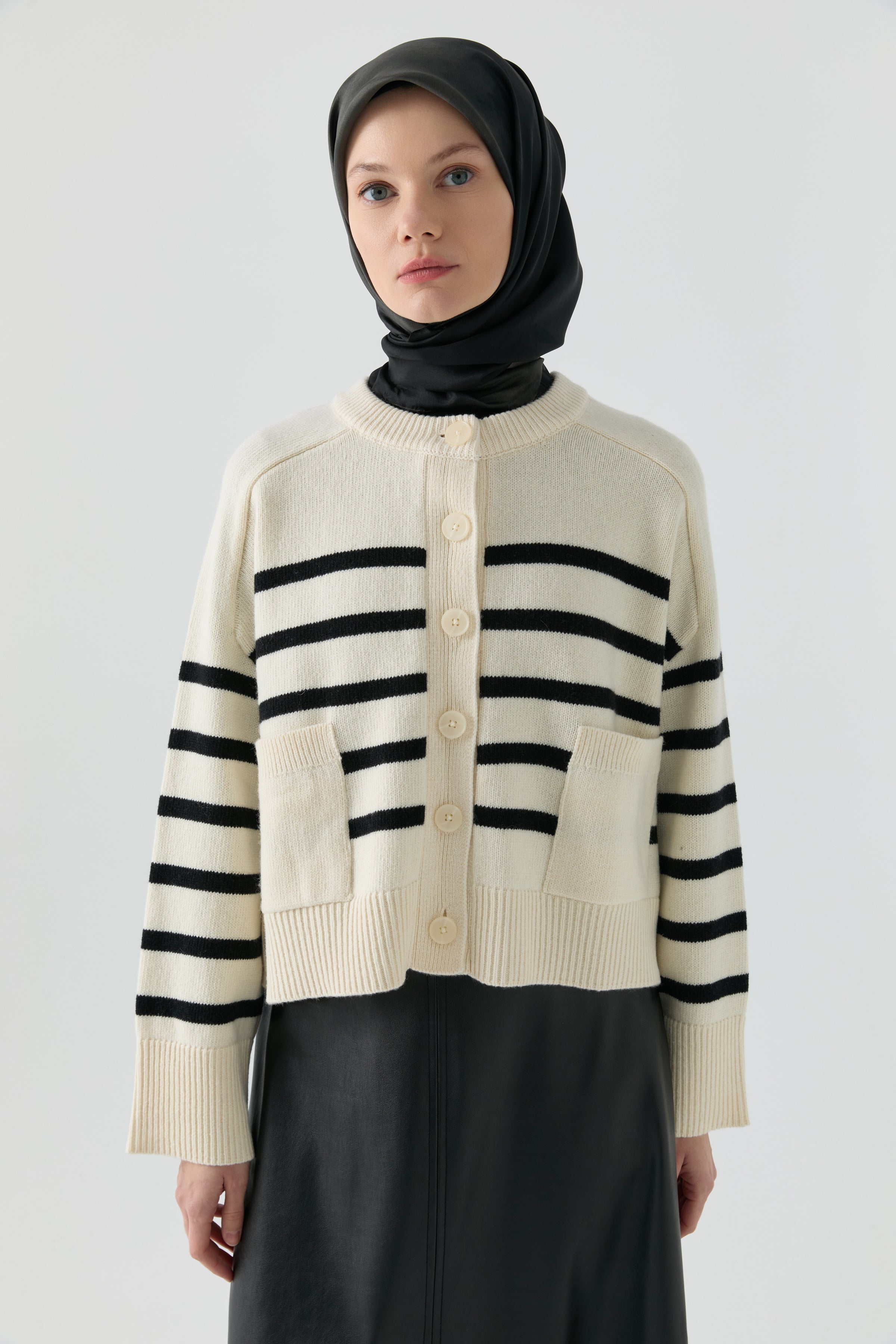 Bisiklet Yaka Çizgili Hırka - Ekru - Siyah TUGBA