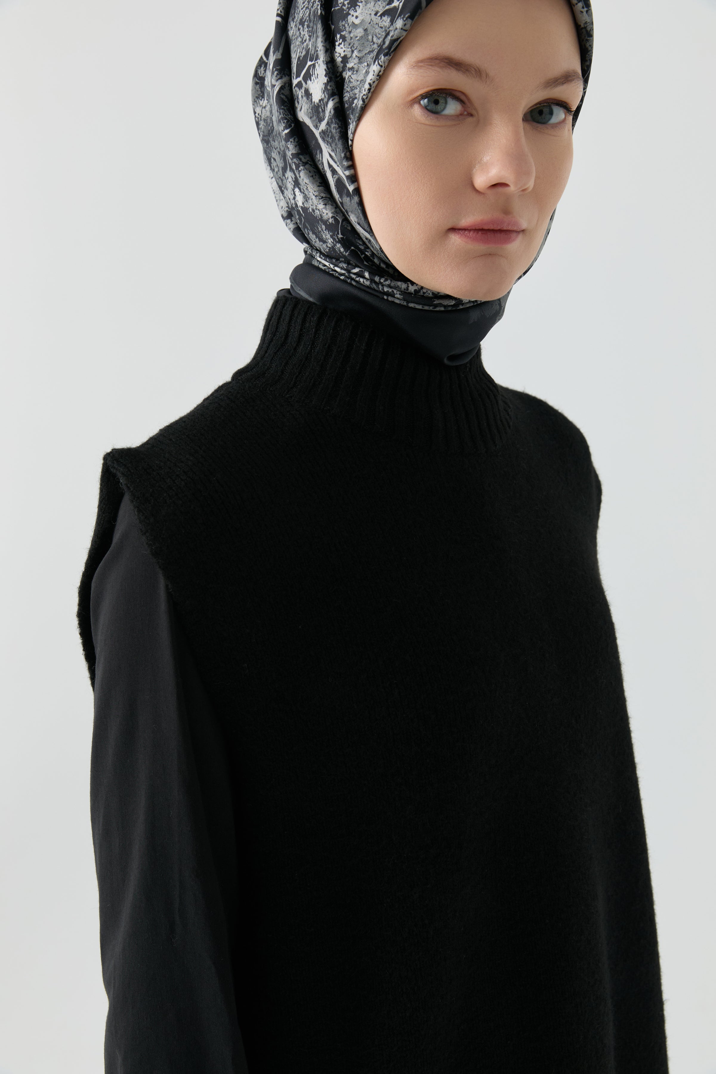 Hakim Yaka Süveter - Siyah TUGBA