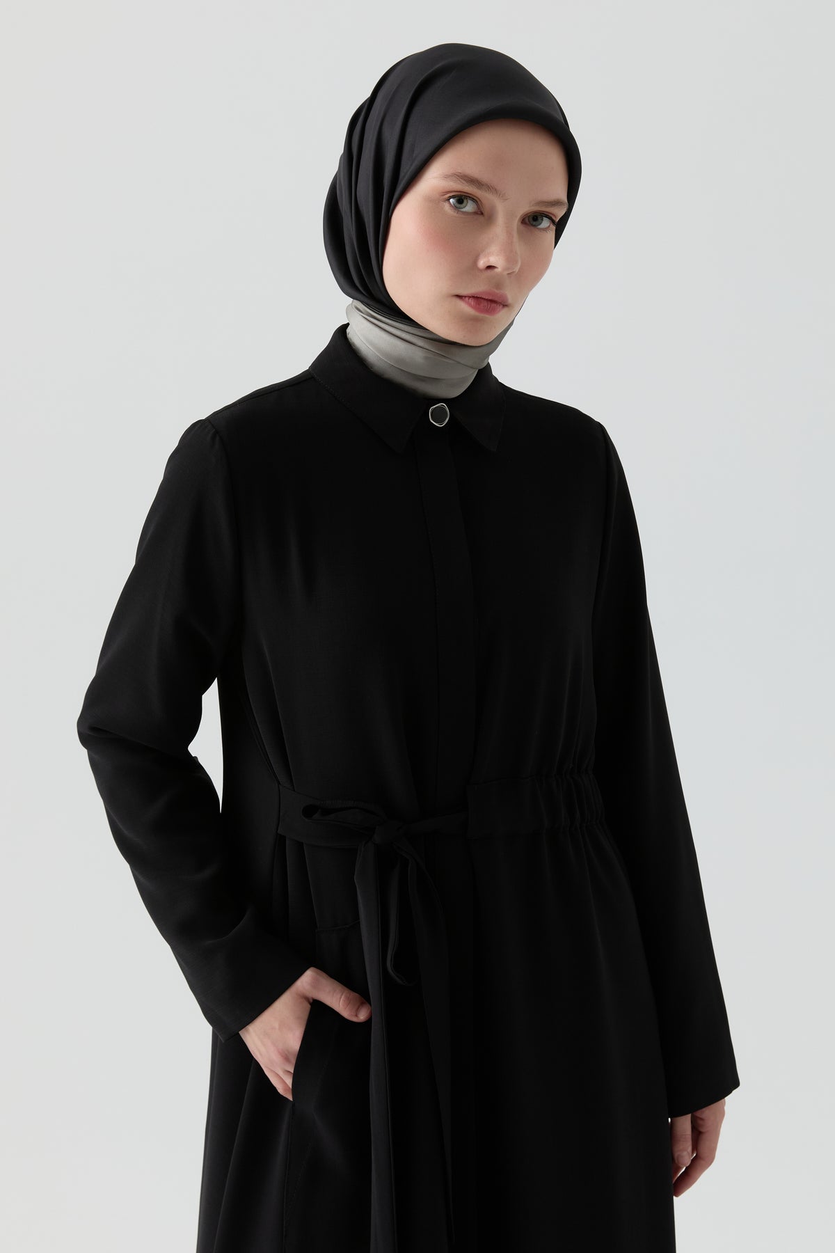 Abaya con cintura anudada - Negra