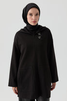 İşleme Detaylı Kapüşonlu Örme Kap - Siyah TUGBA
