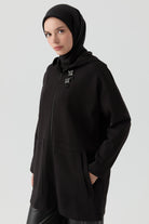 İşleme Detaylı Kapüşonlu Örme Kap - Siyah TUGBA