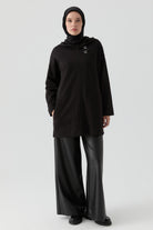 İşleme Detaylı Kapüşonlu Örme Kap - Siyah TUGBA