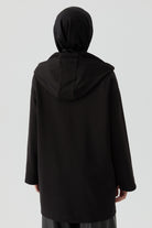 İşleme Detaylı Kapüşonlu Örme Kap - Siyah TUGBA