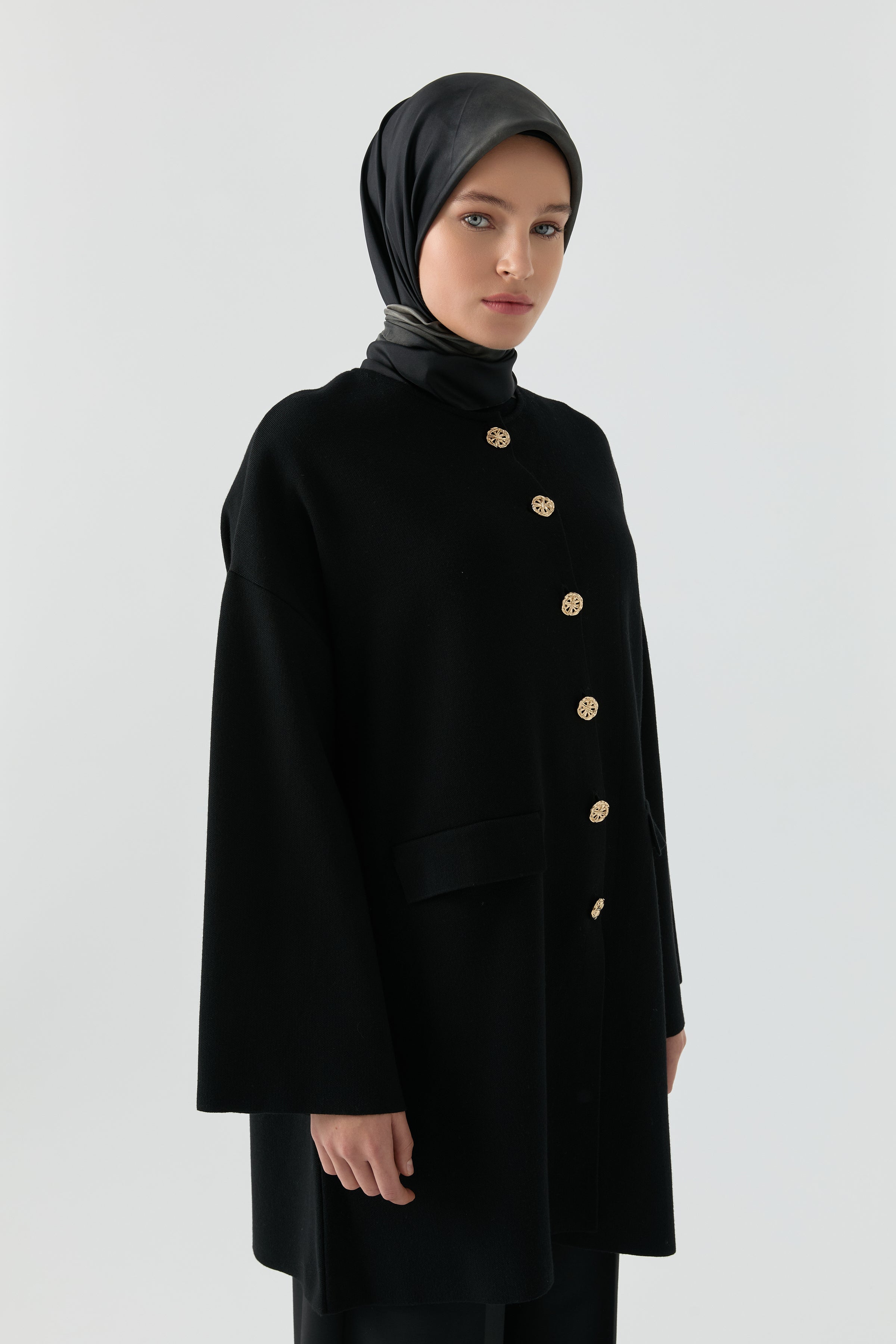 Gold Düğme Detaylı Hırka - Siyah TUGBA