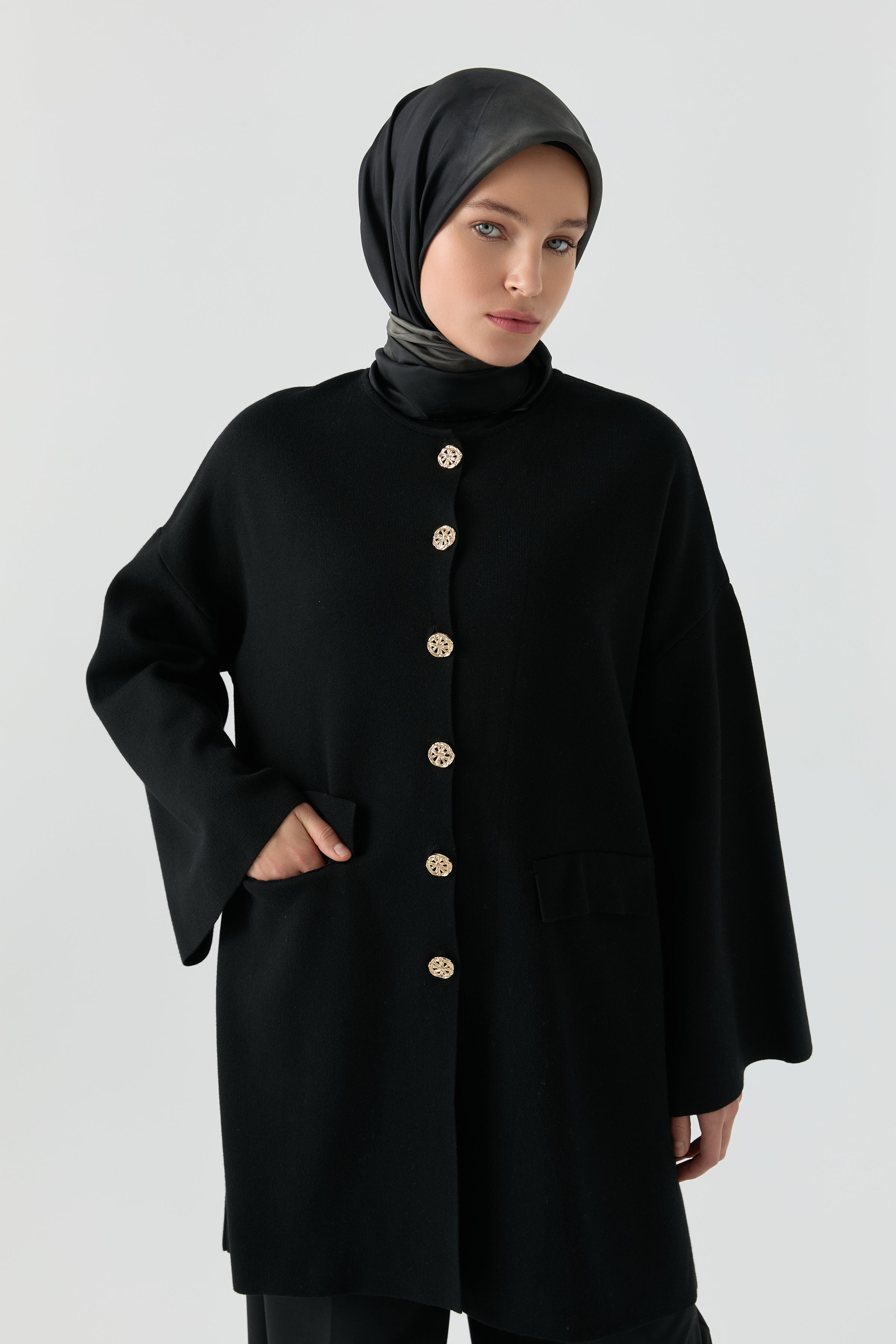 Gold Düğme Detaylı Hırka - Siyah TUGBA