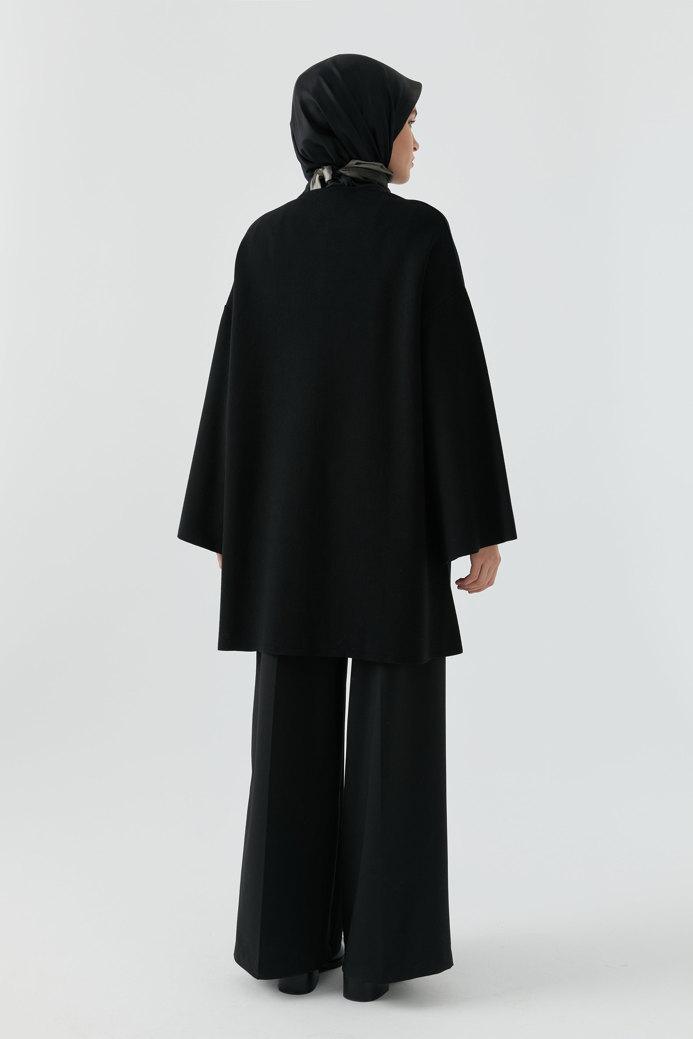 Gold Düğme Detaylı Hırka - Siyah TUGBA