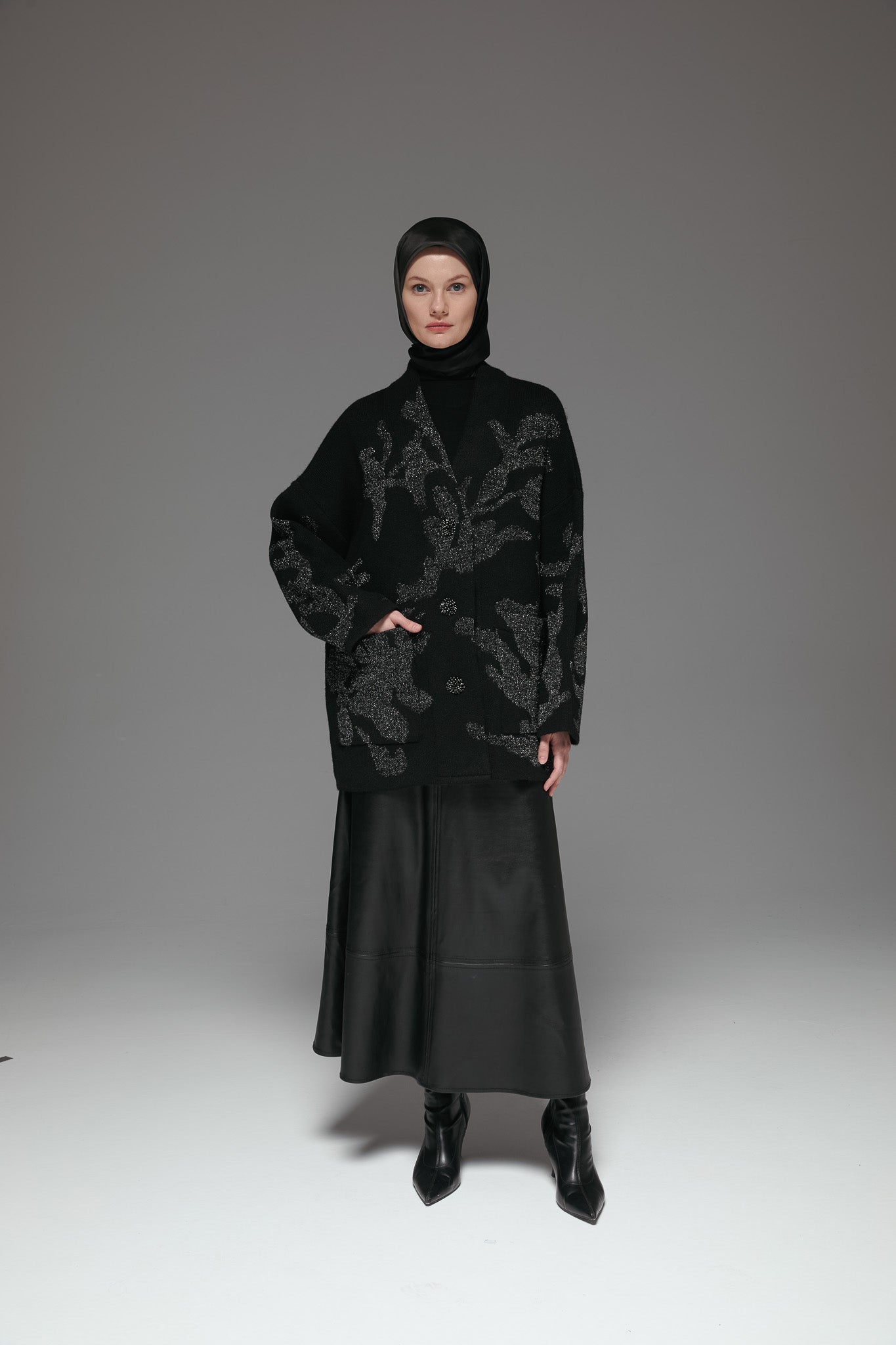 Çiçek Desenli Triko Hırka - Siyah TUGBA