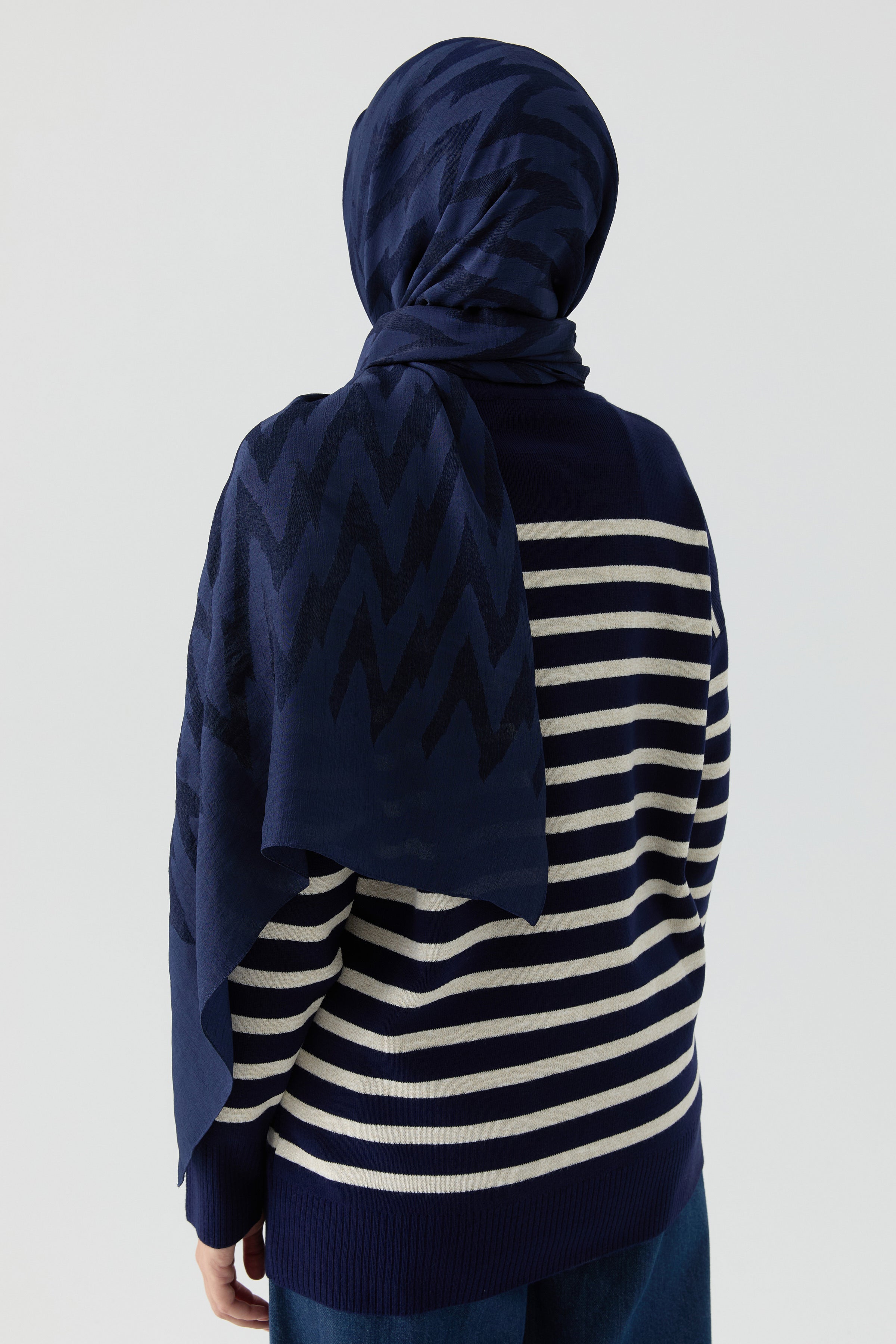 Zikzak Desenli Jakar Şal - Lacivert TUGBA