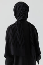 Zikzak Desenli Jakar Şal - Siyah TUGBA