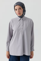 Yırtmaçlı Asimetrik Kesim Bluz - Açık Gri TUGBA