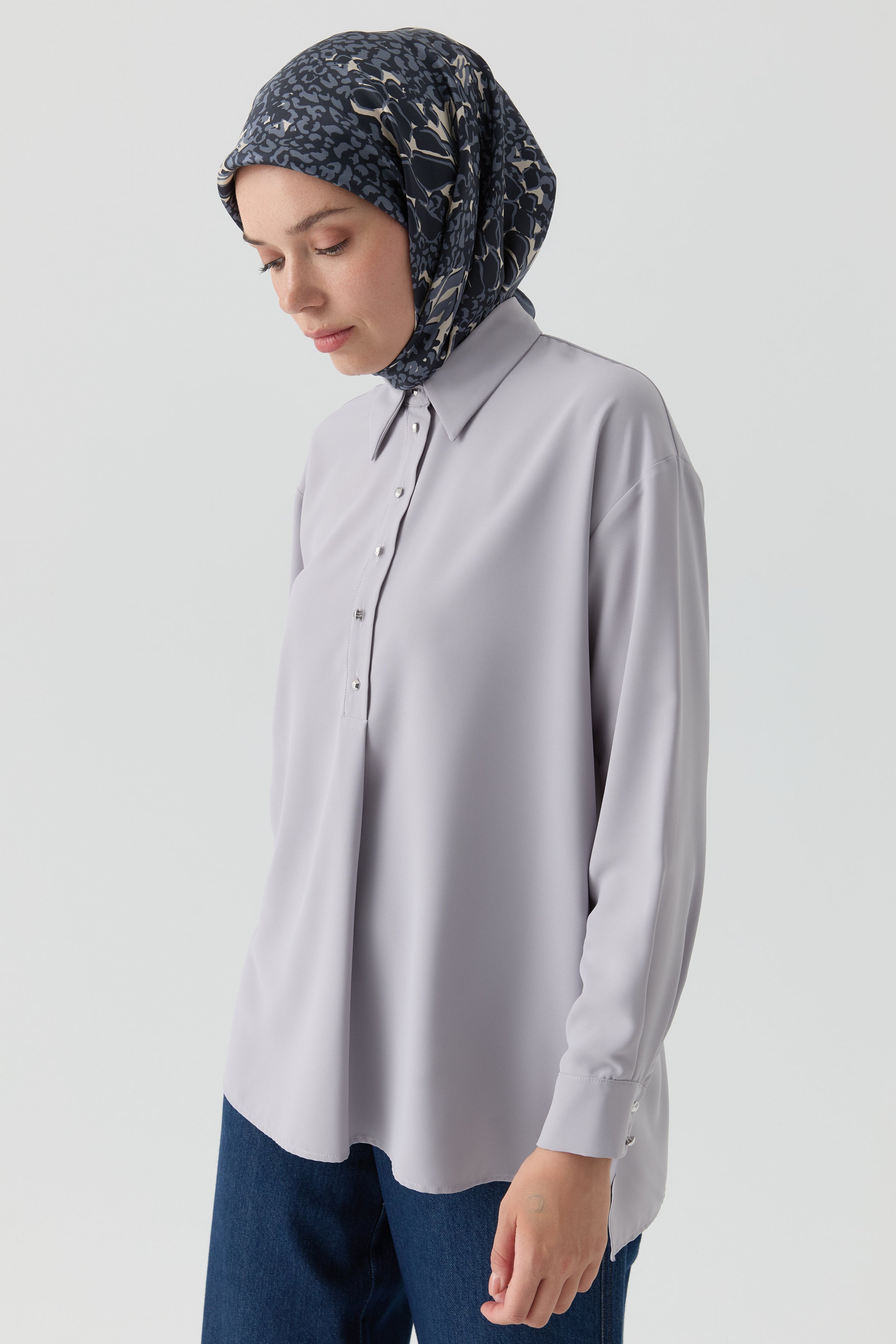 Yırtmaçlı Asimetrik Kesim Bluz - Açık Gri TUGBA