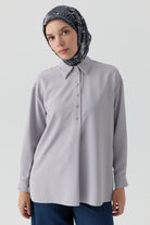 Yırtmaçlı Asimetrik Kesim Bluz - Açık Gri TUGBA