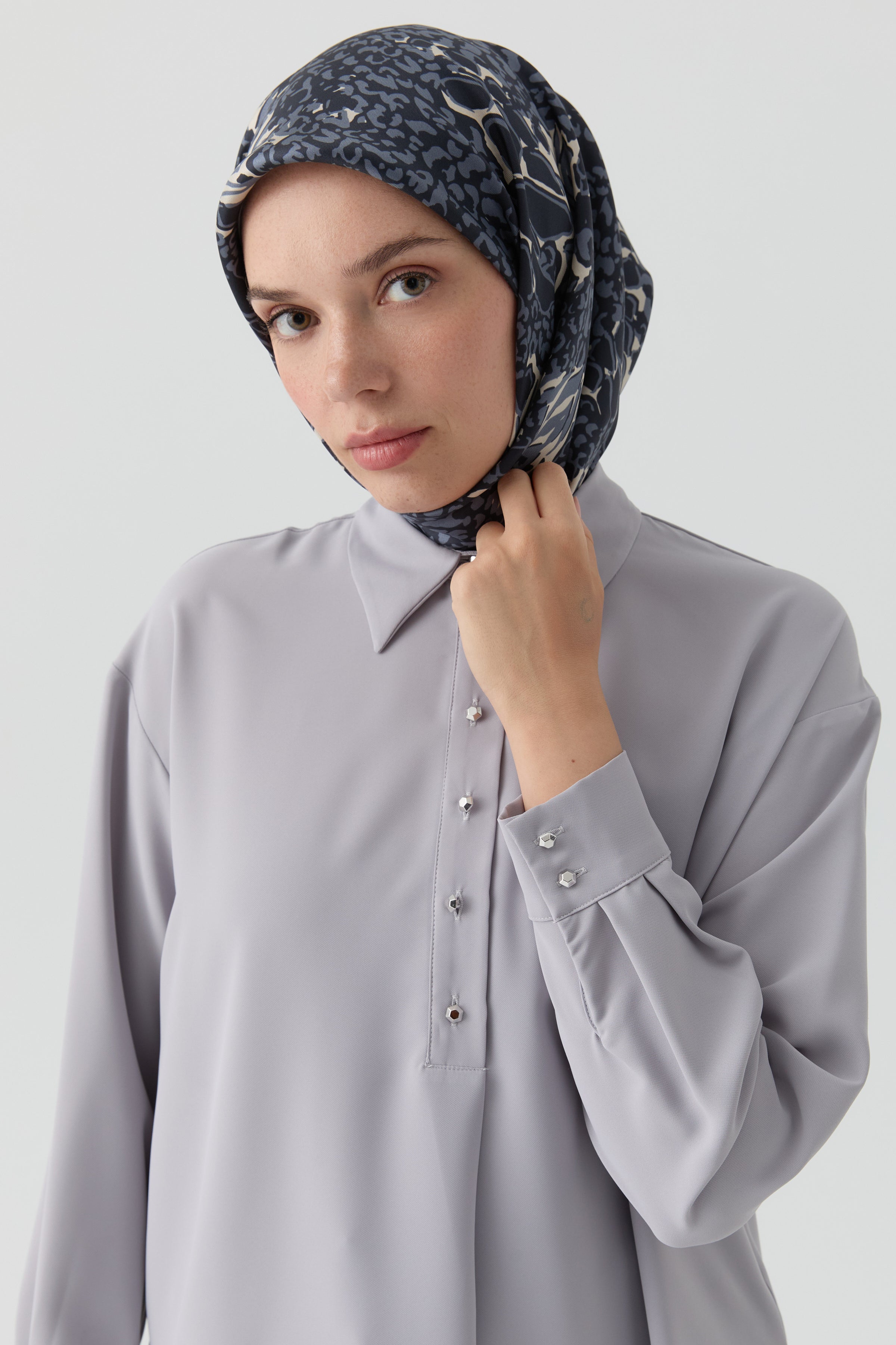 Yırtmaçlı Asimetrik Kesim Bluz - Açık Gri TUGBA