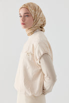 Lastik Detaylı İşlemeli Kapitone Süveter - Ekru TUGBA