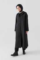 Çıtçıt Kapamalı Yırtmaçlı Kapitone Kap - Siyah TUGBA