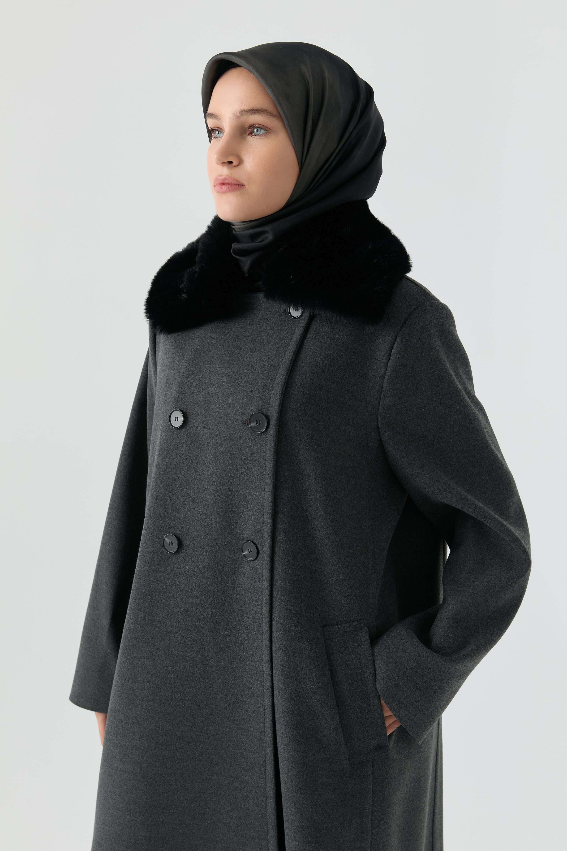 Yakası Kürk Detaylı Kaban - Antrasit TUGBA