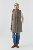 Üçgen Desenli Kapitone Yelek - Gri TUGBA