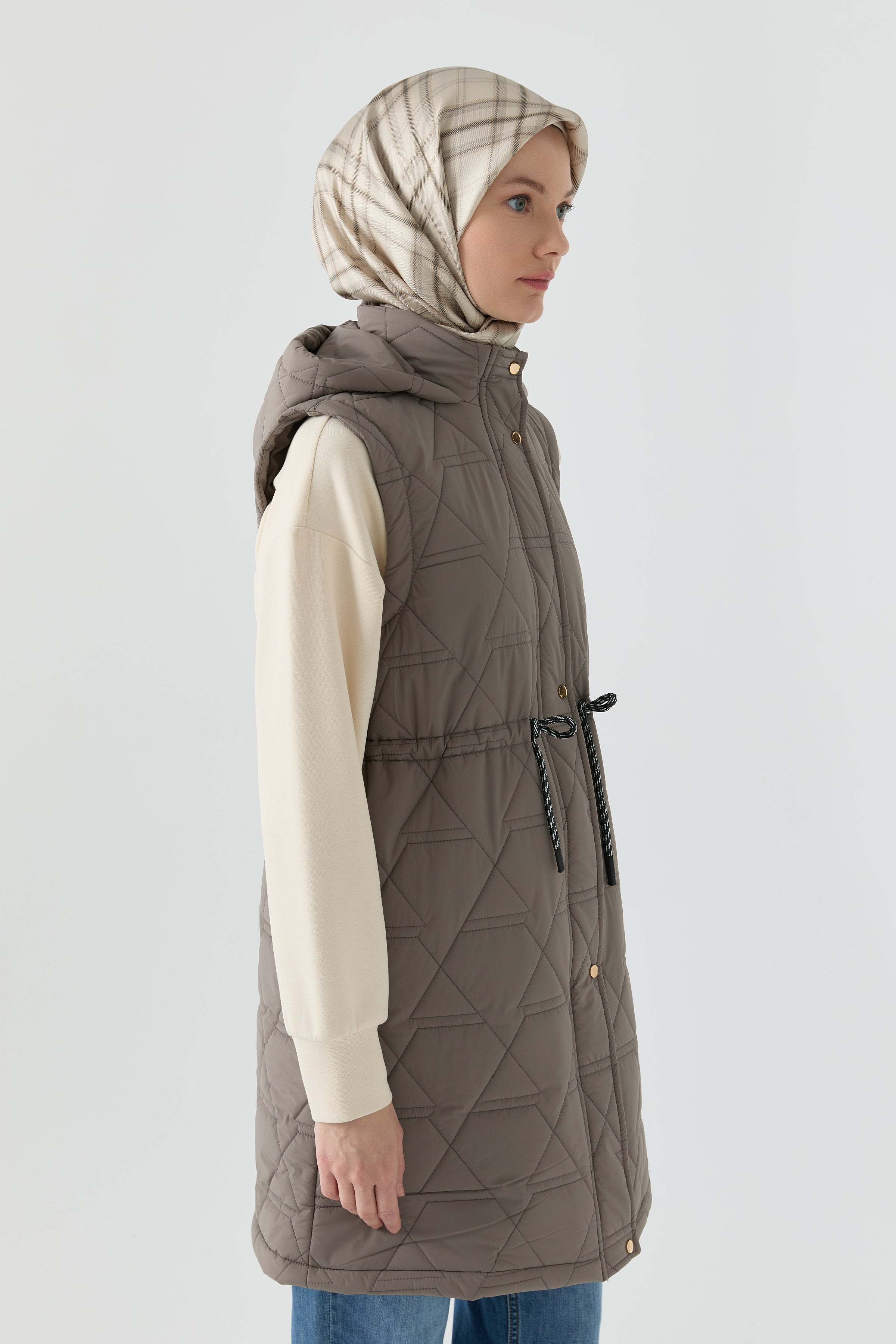 Üçgen Desenli Kapitone Yelek - Gri TUGBA