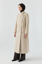 Broş Detaylı Kuşaklı Manto - Bej TUGBA