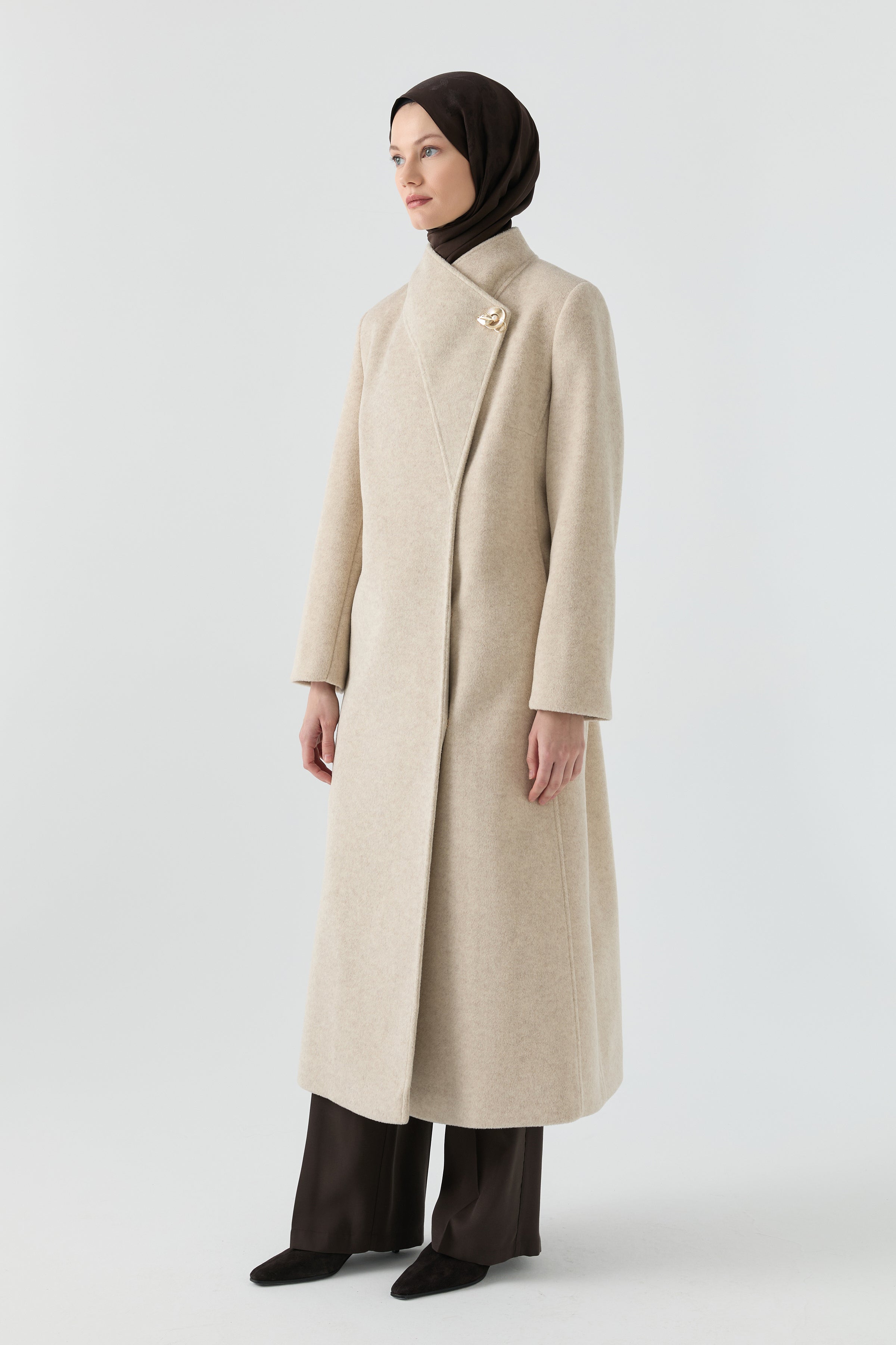 Broş Detaylı Kuşaklı Manto - Bej TUGBA