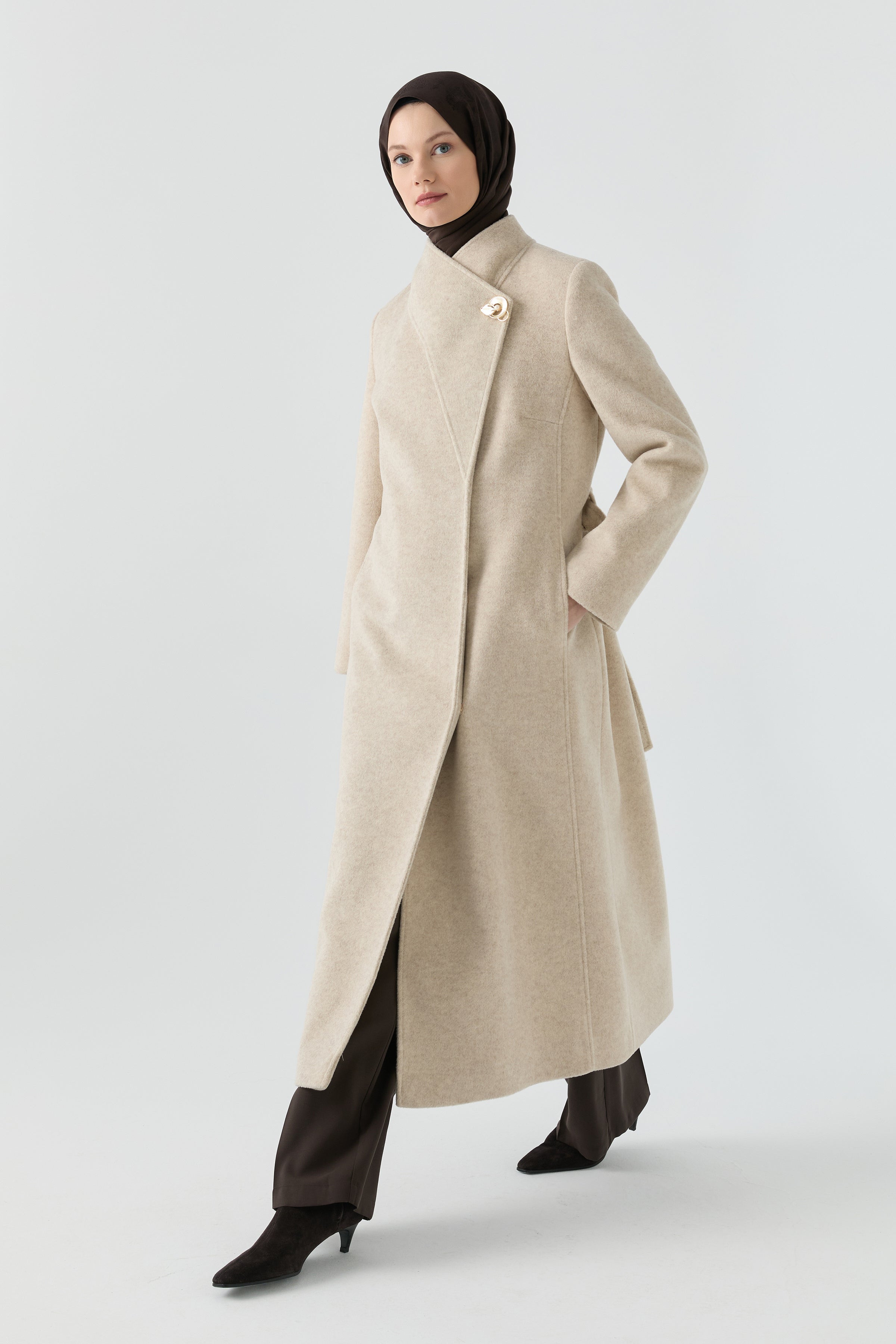 Broş Detaylı Kuşaklı Manto - Bej TUGBA