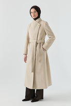 Broş Detaylı Kuşaklı Manto - Bej TUGBA