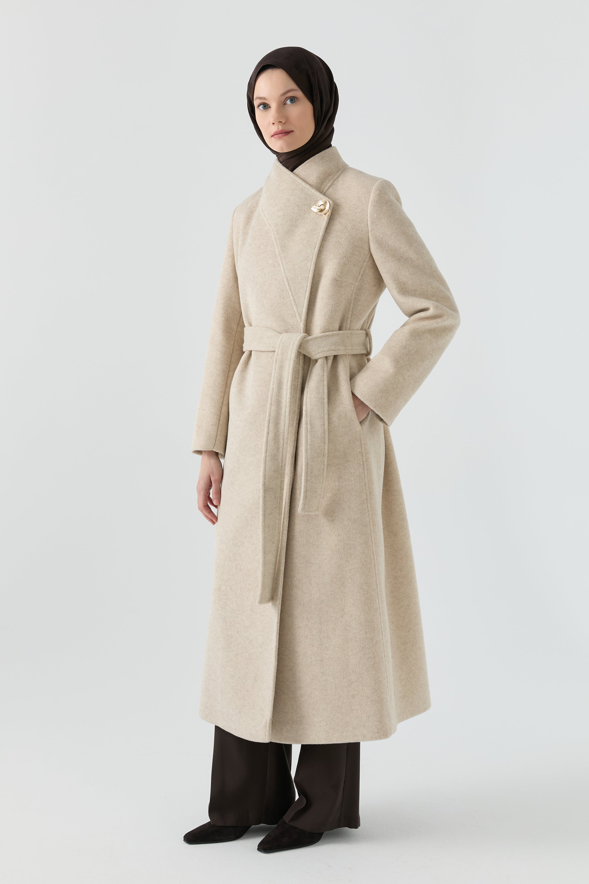 Broş Detaylı Kuşaklı Manto - Bej TUGBA
