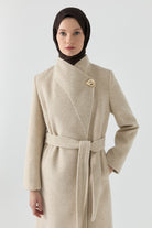 Broş Detaylı Kuşaklı Manto - Bej TUGBA