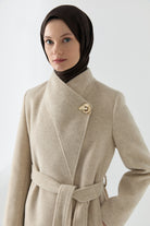 Broş Detaylı Kuşaklı Manto - Bej TUGBA