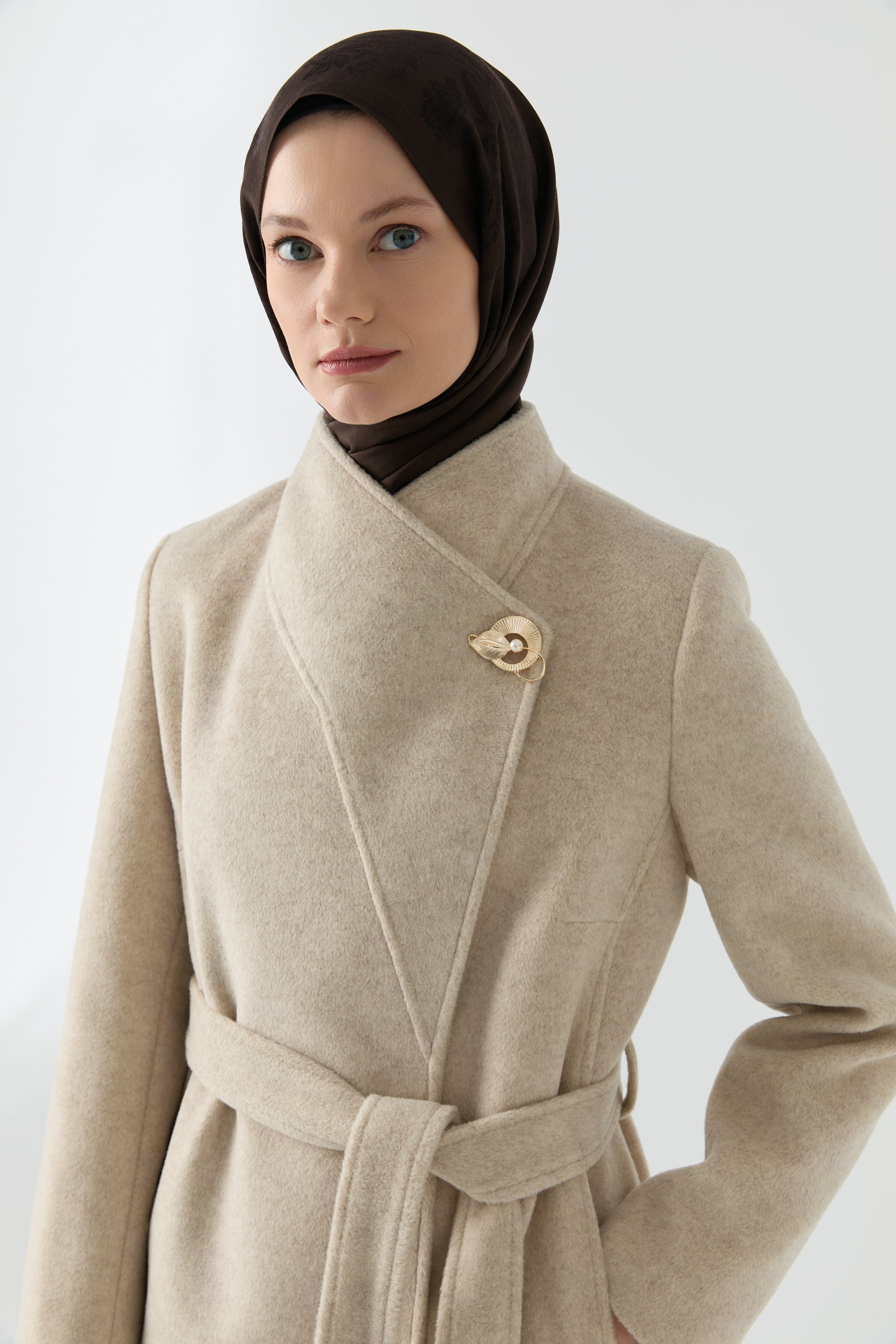 Broş Detaylı Kuşaklı Manto - Bej TUGBA