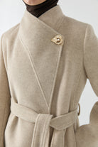 Broş Detaylı Kuşaklı Manto - Bej TUGBA