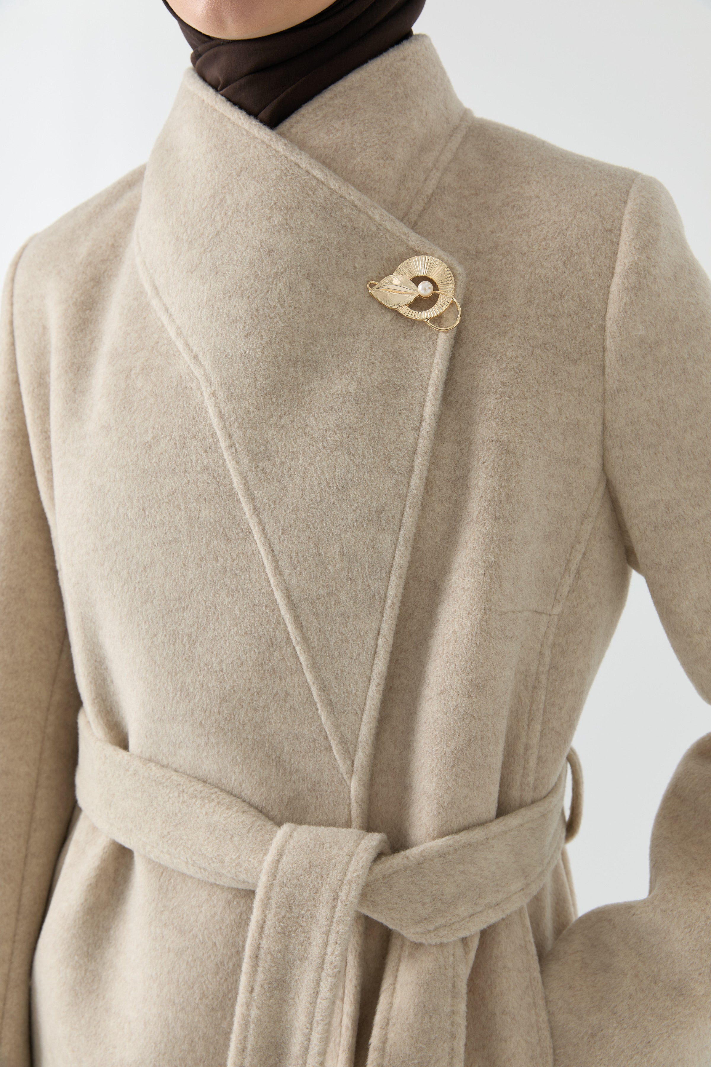 Broş Detaylı Kuşaklı Manto - Bej TUGBA