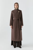 Broş Detaylı Kuşaklı Manto - Kahve TUGBA