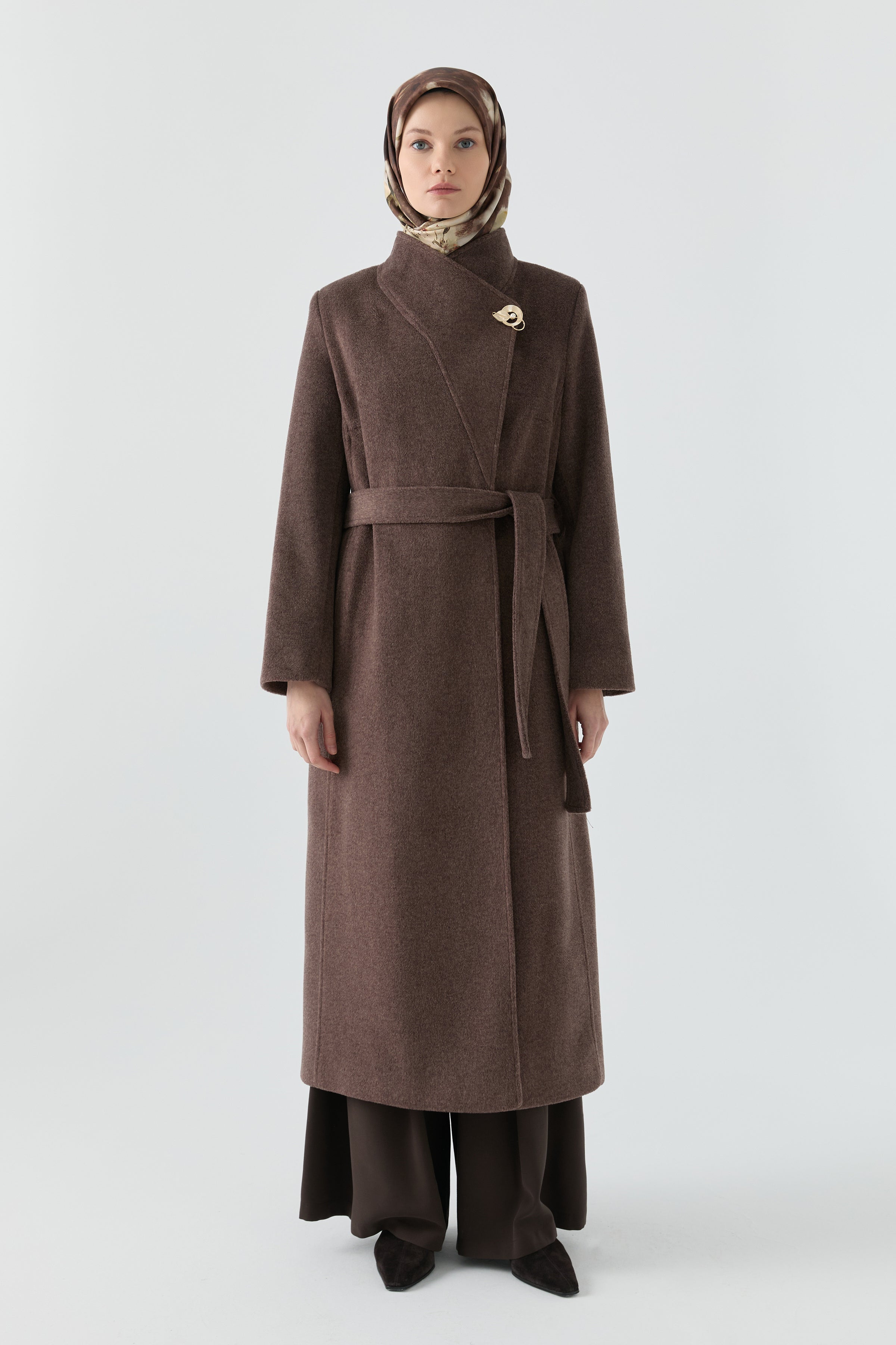 Broş Detaylı Kuşaklı Manto - Kahve TUGBA