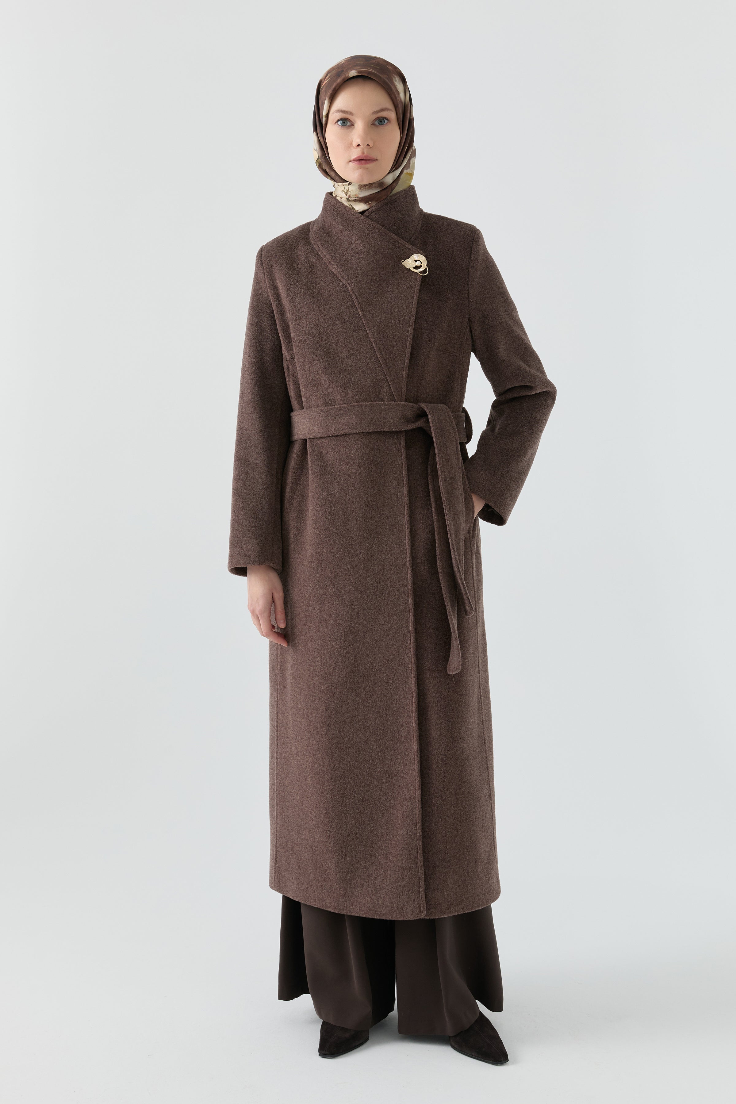 Broş Detaylı Kuşaklı Manto - Kahve TUGBA