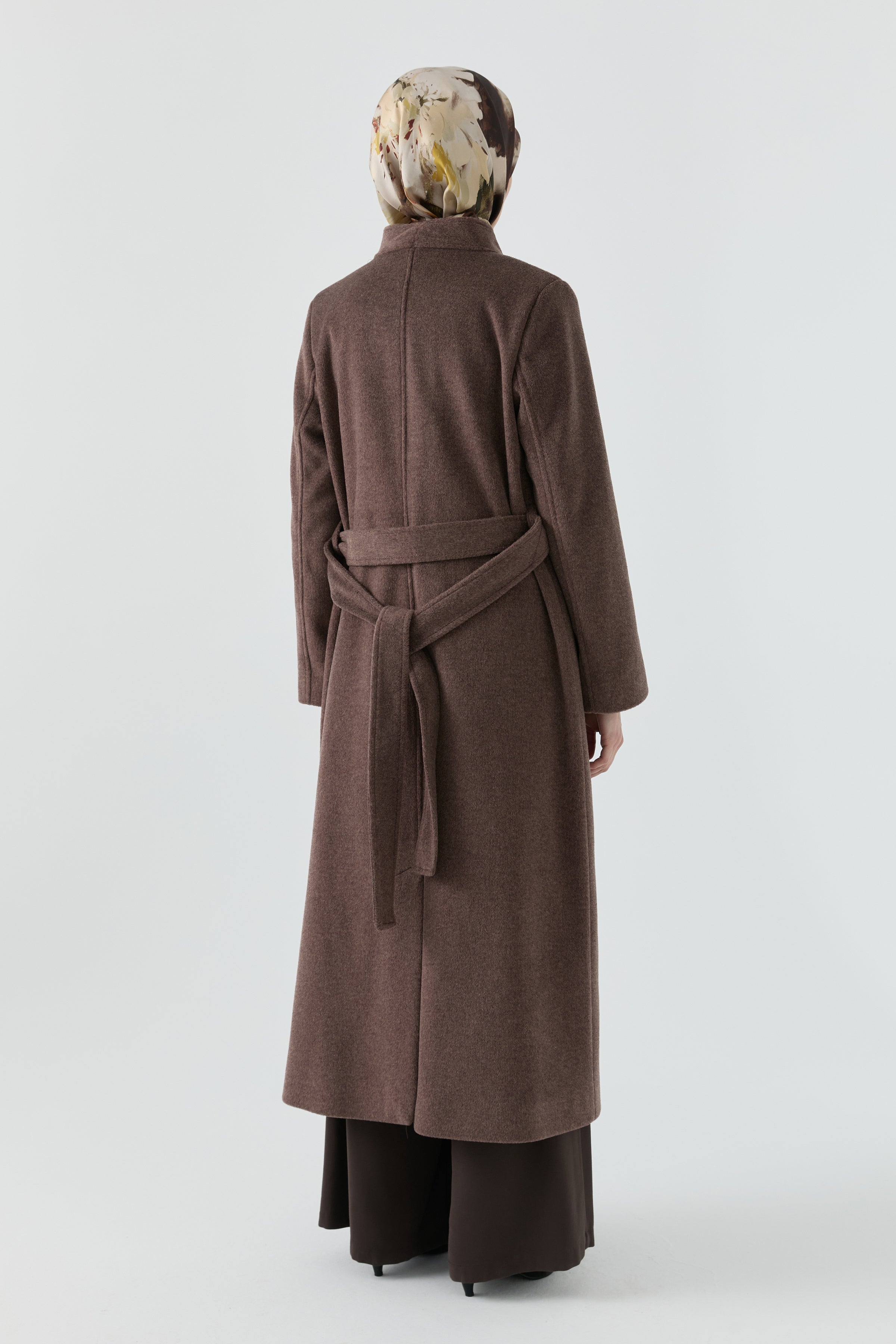 Broş Detaylı Kuşaklı Manto - Kahve TUGBA