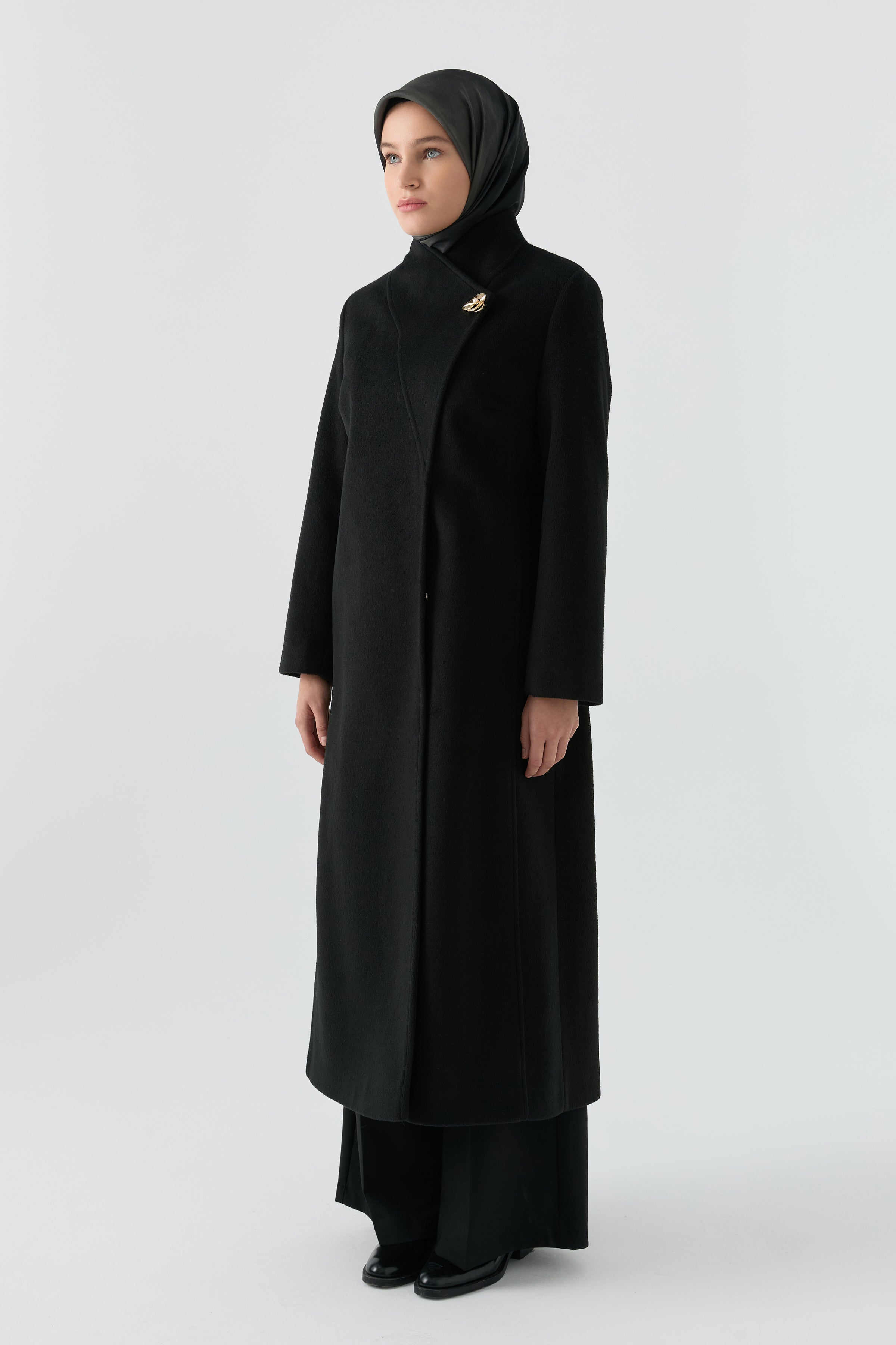 Broş Detaylı Kuşaklı Manto - Siyah TUGBA
