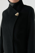 Broş Detaylı Kuşaklı Manto - Siyah TUGBA