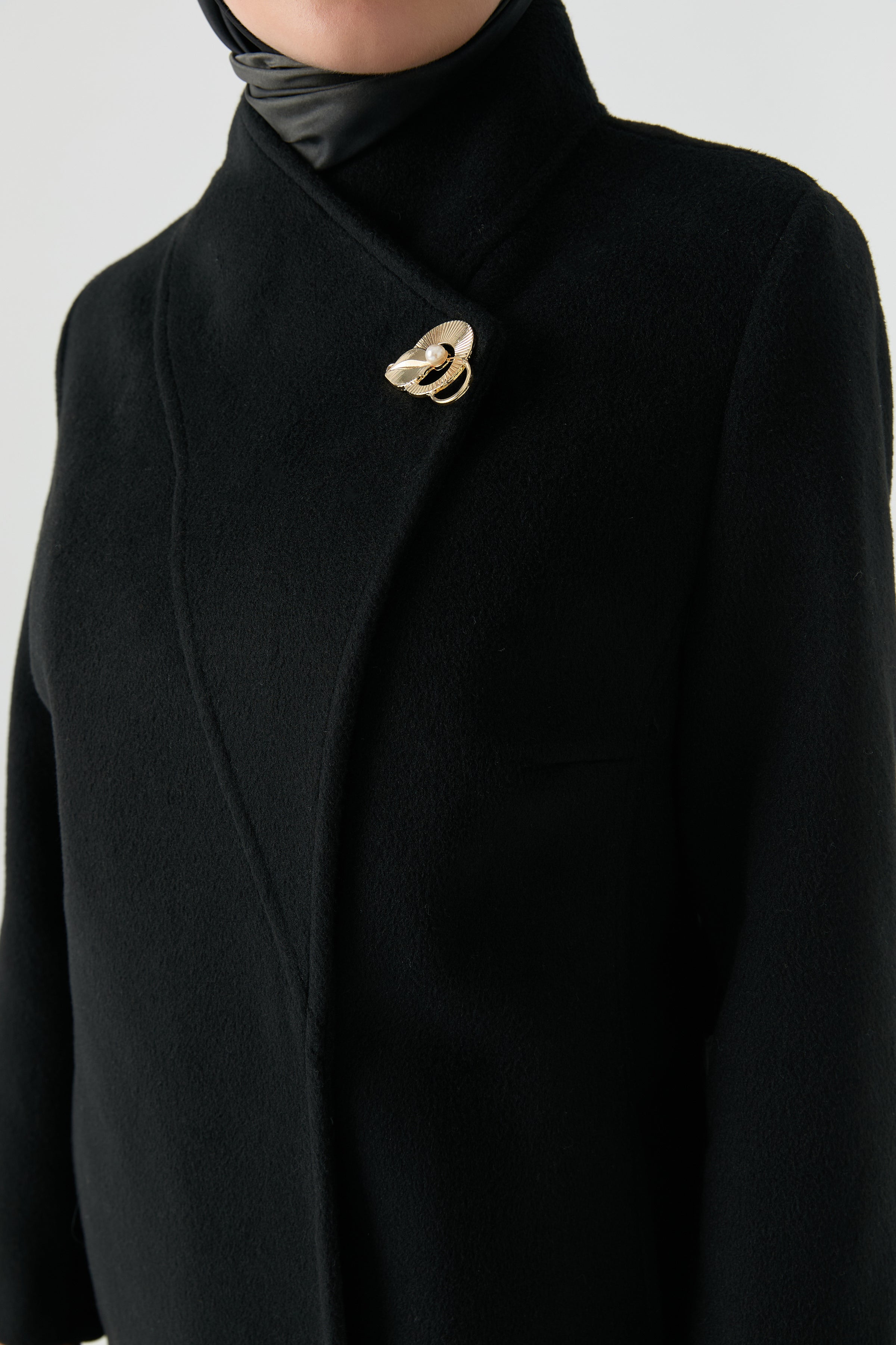 Broş Detaylı Kuşaklı Manto - Siyah TUGBA