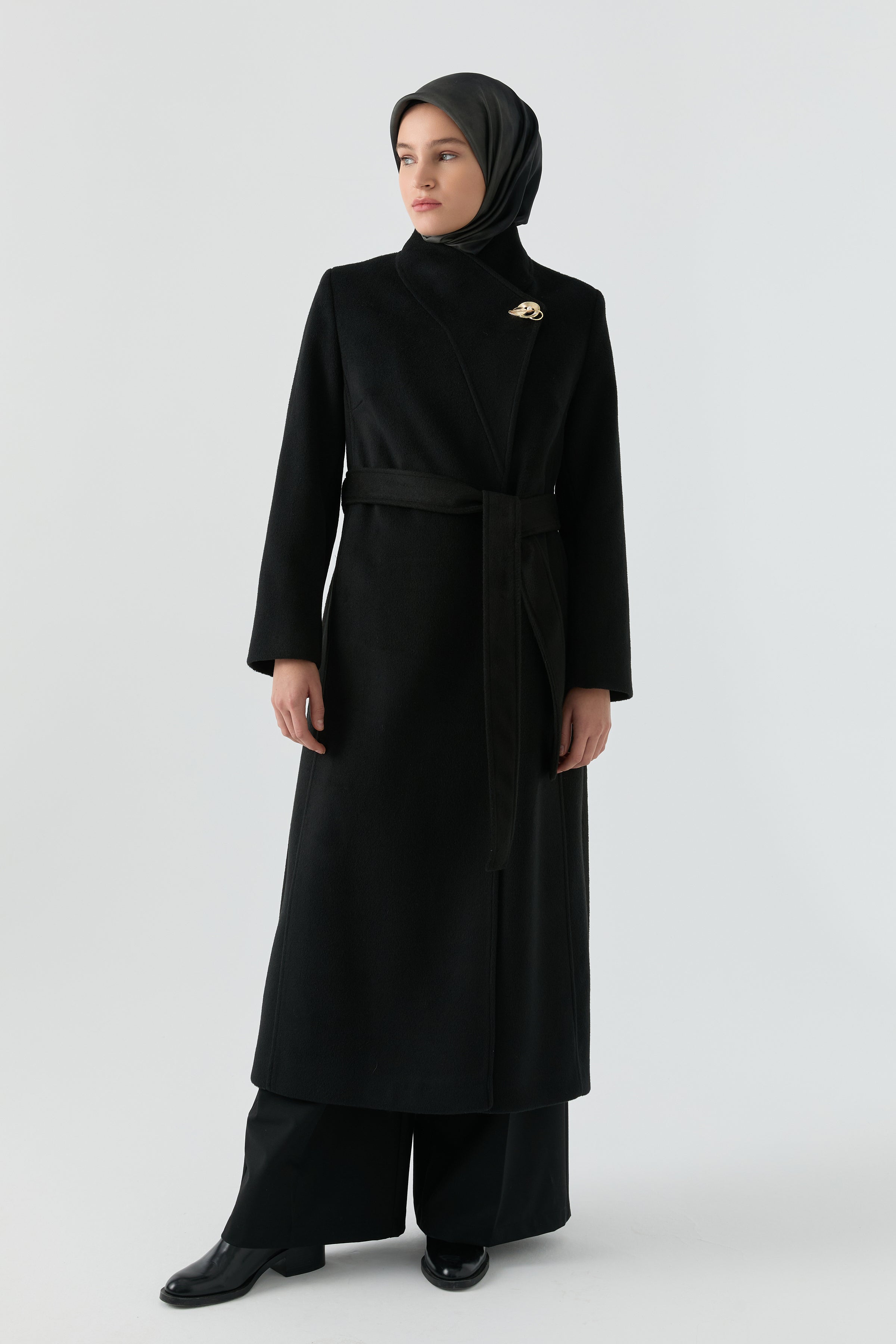 Broş Detaylı Kuşaklı Manto - Siyah TUGBA