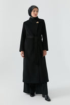 Broş Detaylı Kuşaklı Manto - Siyah TUGBA