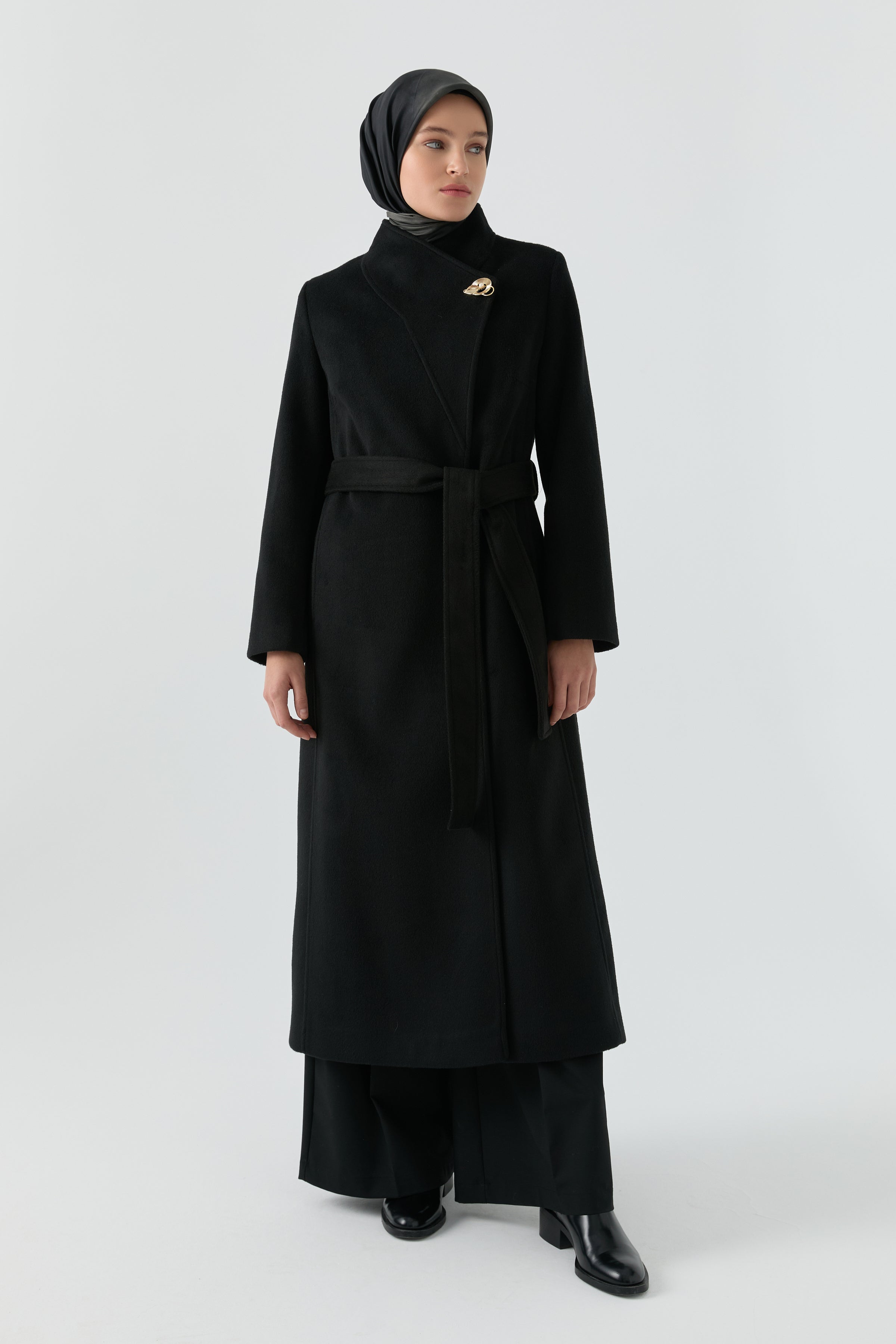 Broş Detaylı Kuşaklı Manto - Siyah TUGBA