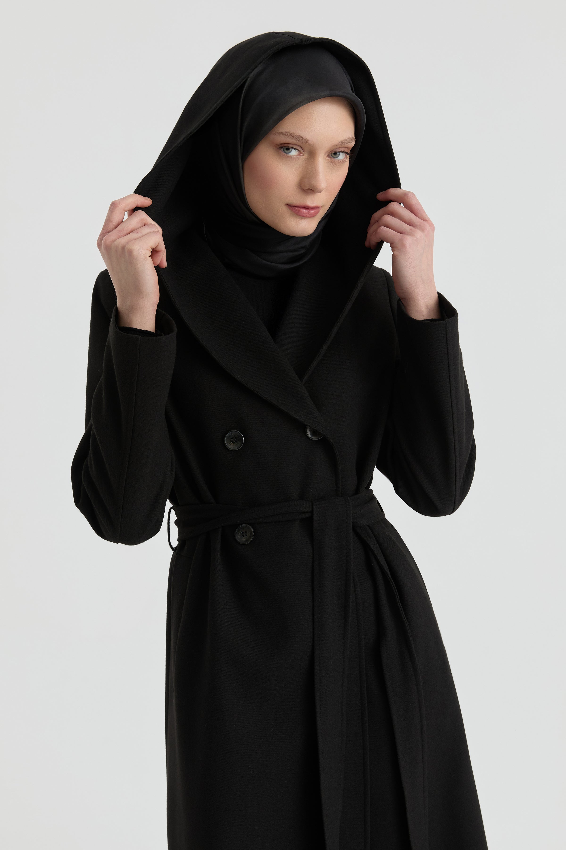 Kapüşonlu Geniş Yakalı Kaban - Siyah TUGBA