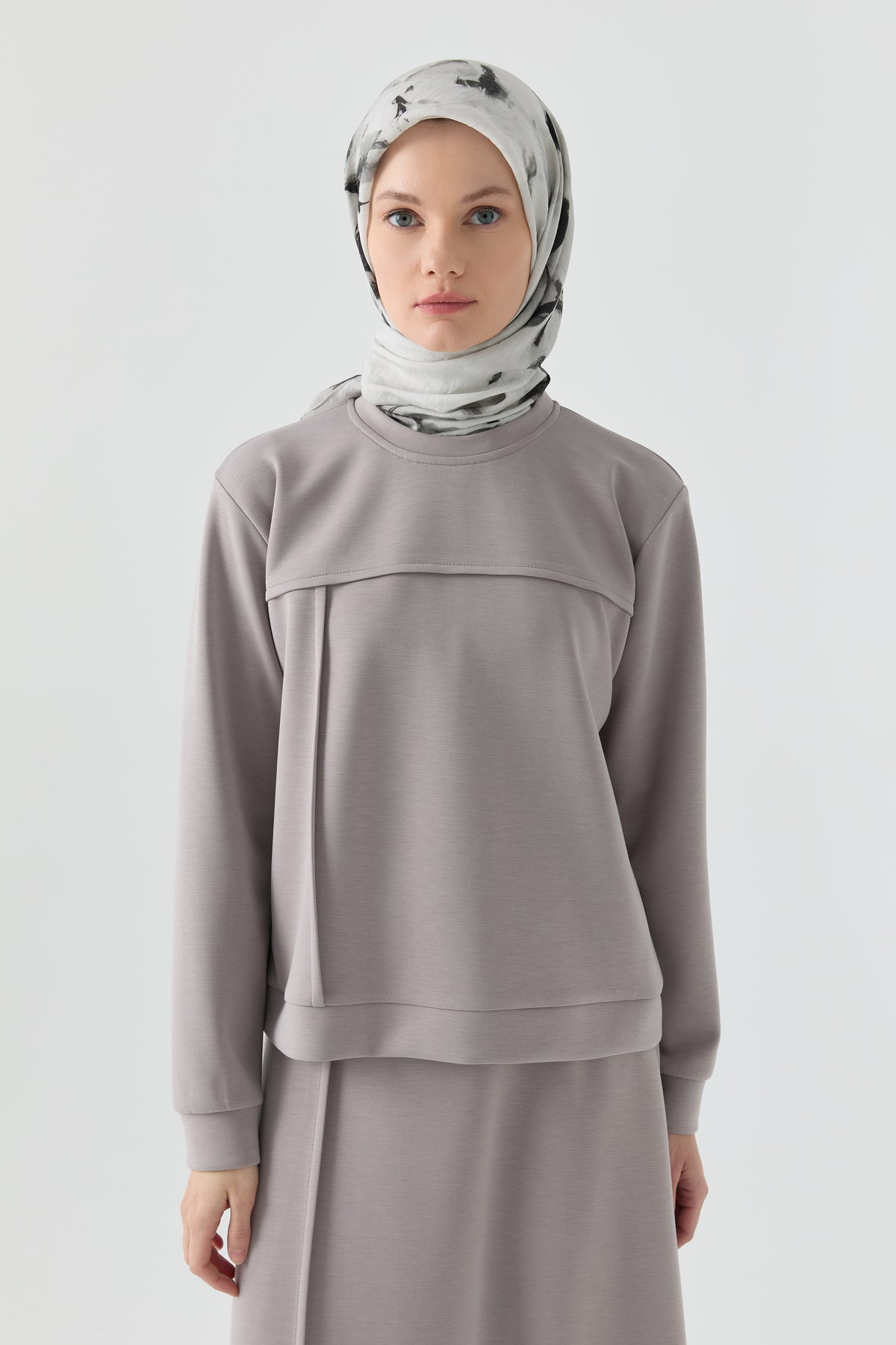 Traje con detalles de costura - Visón