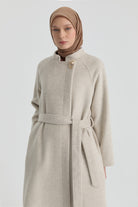 Broş Detaylı Manto - Bej TUGBA