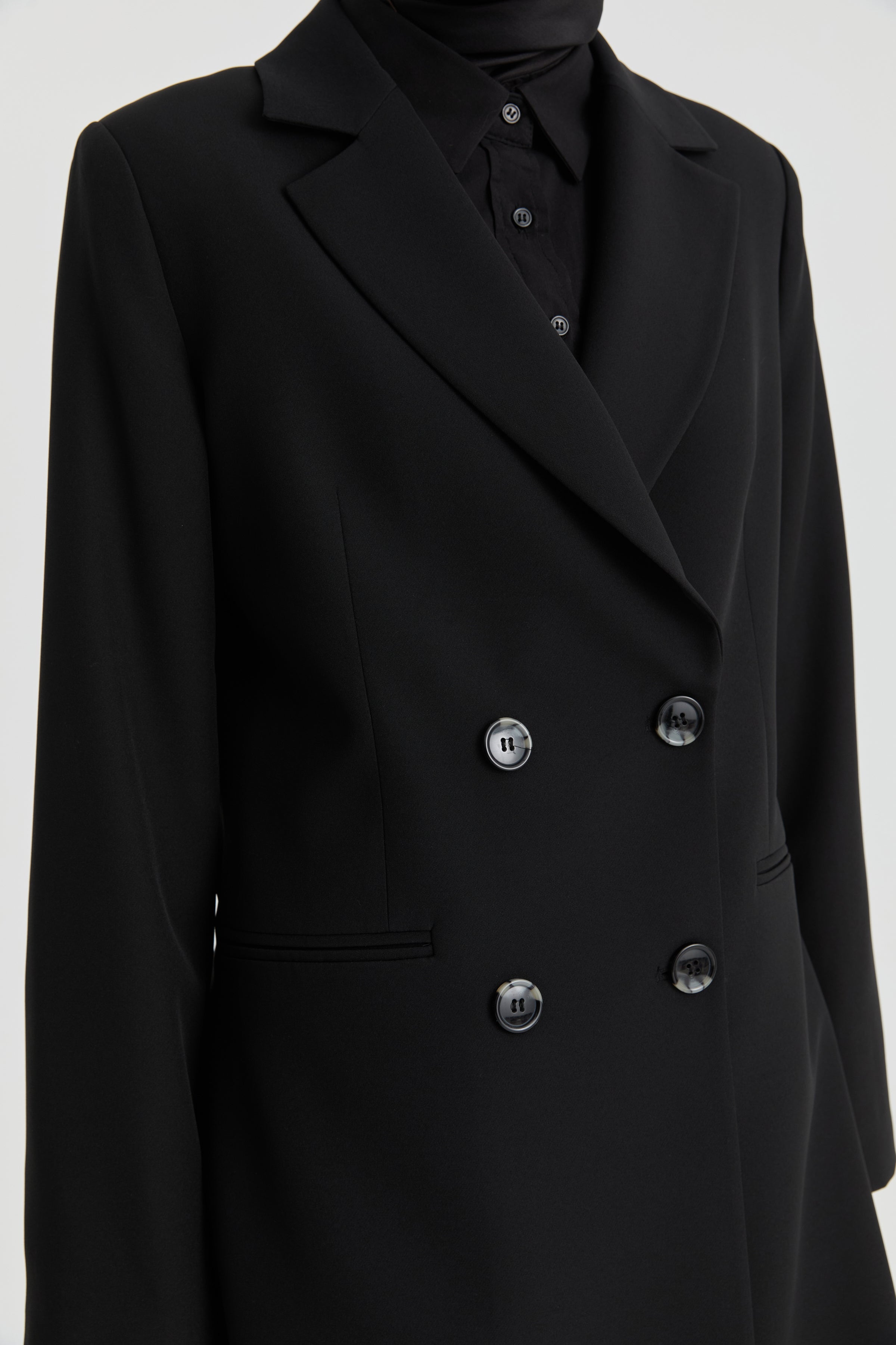 Kruvaze Düğmeli Uzun Basic Ceket - Siyah TUGBA