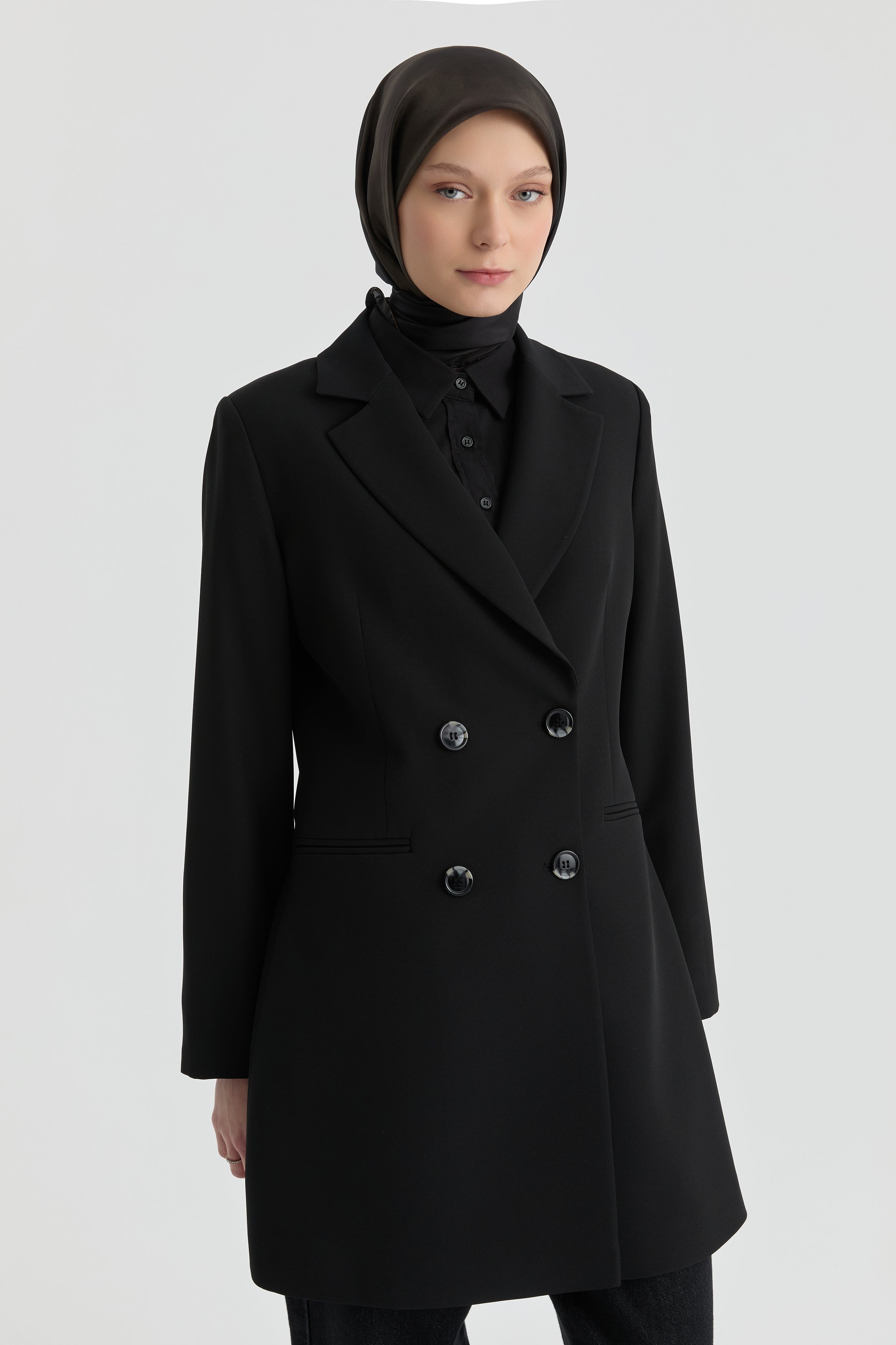 Kruvaze Düğmeli Uzun Basic Ceket - Siyah TUGBA