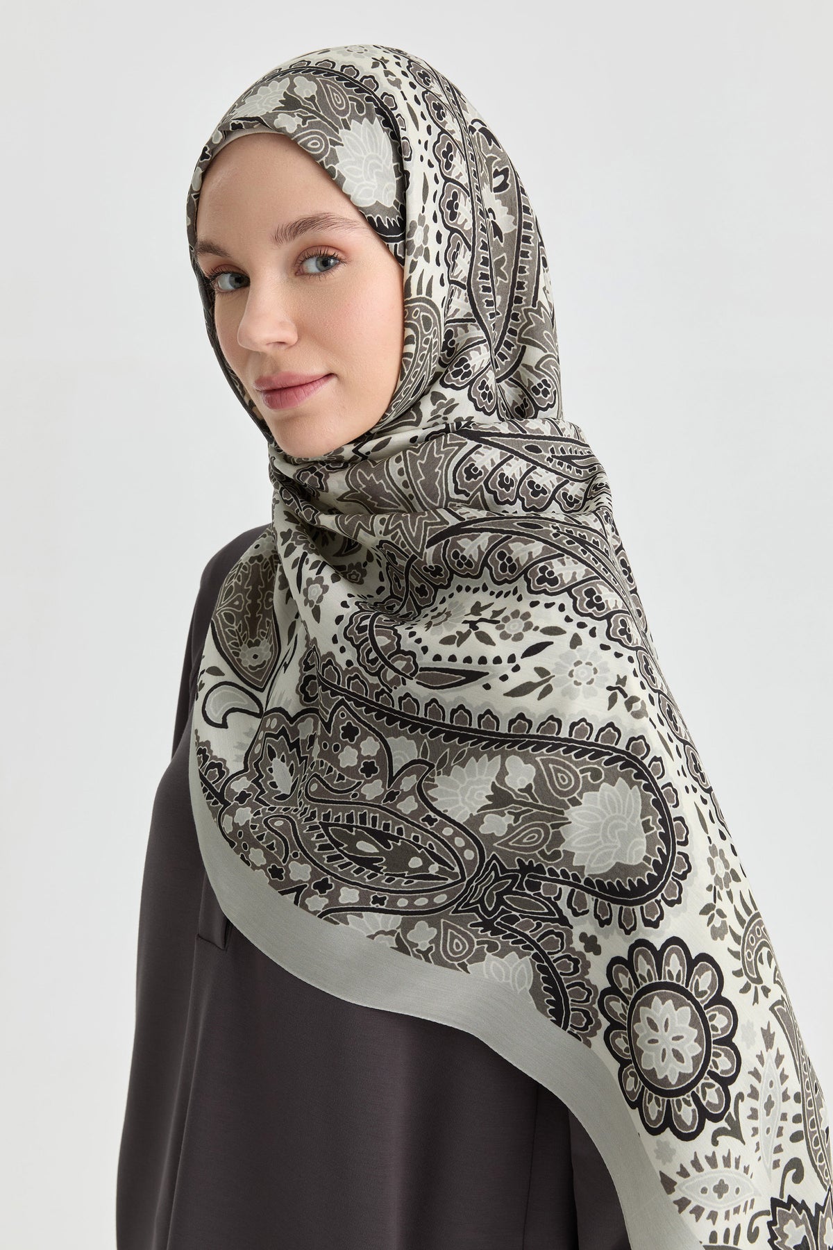 Paisley Desenli Natural Şal - Siyah TUGBA
