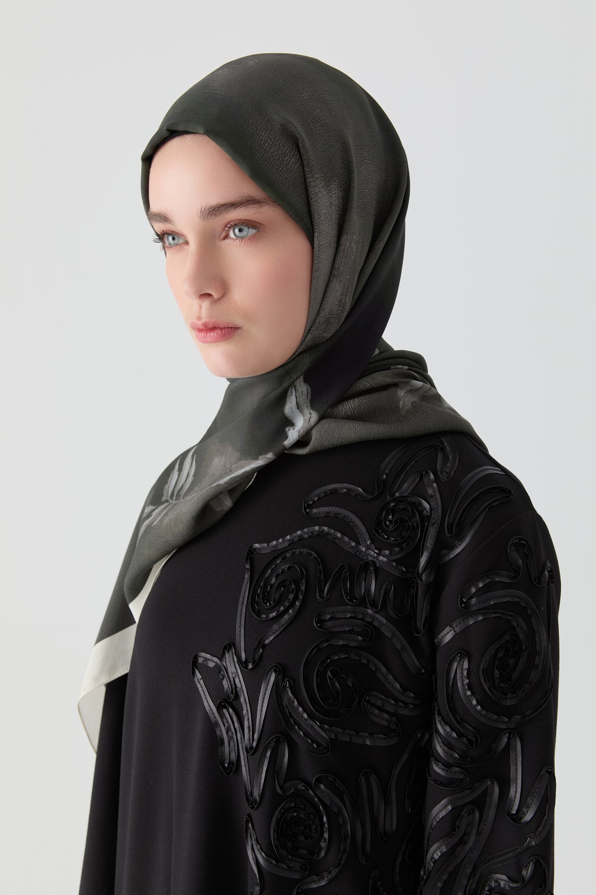 Chal natural con estampado floral Funda - Negro