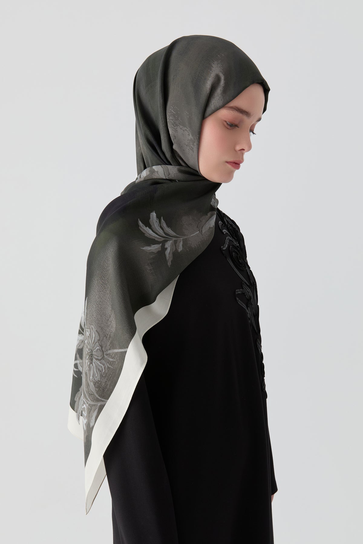 Funda Çiçek Desenli Natural Şal - Siyah TUGBA